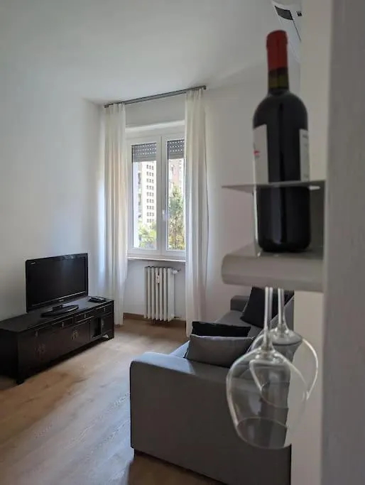 Modern And Comfortable Near The Subway Milão Apartamento